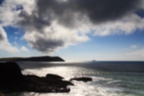 Schöne Aussicht über das Meer von Polzeath aus unscharf. — Stockfoto