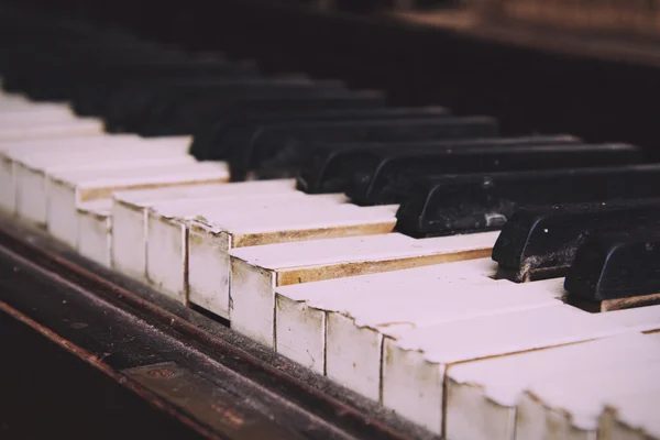 Old broken disused piano with damaged keys Vintage Retro Filter. — Stock Photo, Image