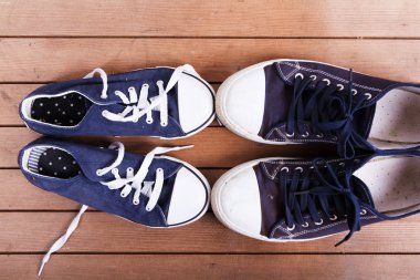 Eski bir ahşap zemin üzerinde ayakkabı tuval