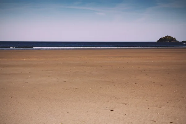 Вид на пляж в Polzeath в Корнуолле Винтажный фильтр ретро — стоковое фото