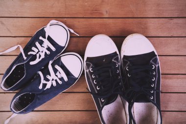 Eski ahşap zemin Vintage Retro filtre üzerinde ayakkabı tuval.