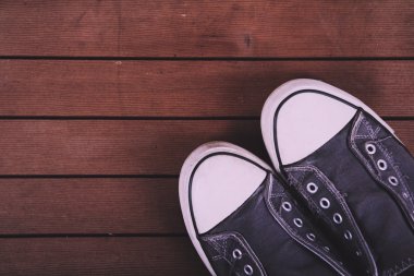 Eski ahşap zemin Vintage Retro filtre üzerinde ayakkabı tuval.