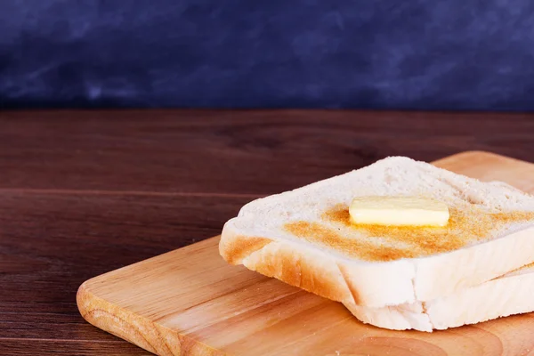 Kromki chleba tostowego na tle rustykalnym — Zdjęcie stockowe