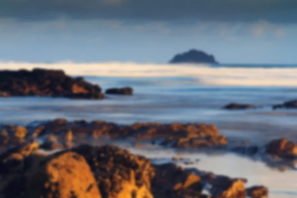 Vista de la mañana temprano sobre la playa en Polzeath fuera de foco . — Foto de Stock