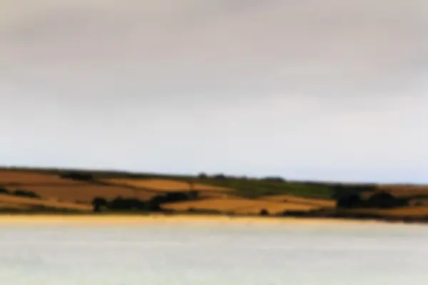 Schöne Aussicht über das Meer von Polzeath aus unscharf. — Stockfoto