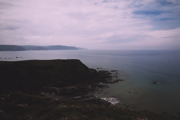 Vue sur le littoral près de Widemouth Bay à Cornwall Vintage R — Photo