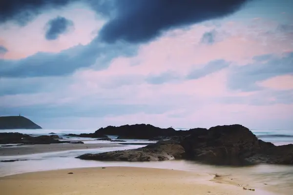 Vroege ochtend uitzicht op het strand bij Polzeath Vintage Retro Filter — Stockfoto