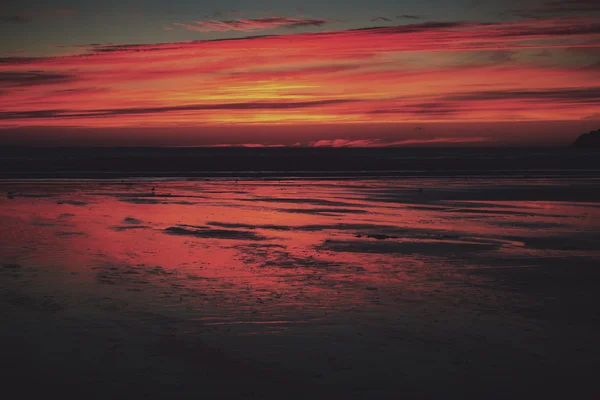 Colorido atardecer sobre la playa en Polzeath Vintage Retro Filter — Foto de Stock