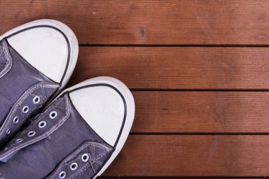 Eski bir ahşap zemin üzerinde ayakkabı tuval