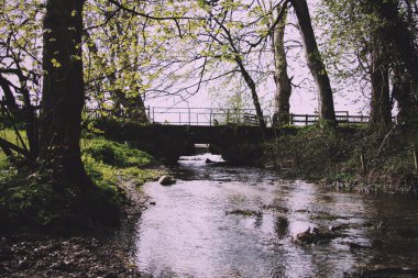 Chilterns Vintage Retro filtre bir buhar üzerinde taş köprü.