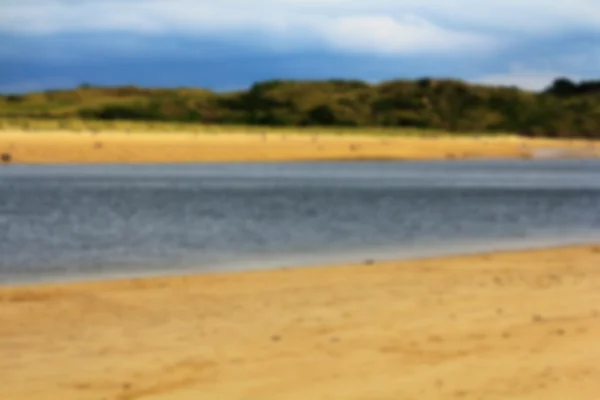 Se langs kysten fra Rock nær Padstow Ute av fokus . – stockfoto