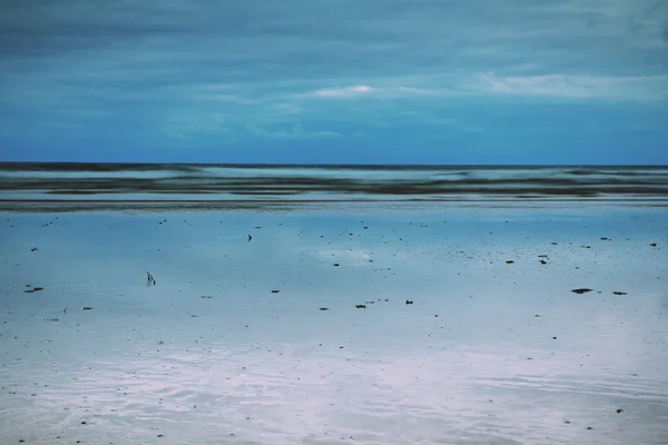 Poranny widok na plażę w Polzeath Vintage Retro filtr — Zdjęcie stockowe