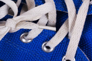 Eski bir ahşap zemin üzerinde ayakkabı tuval