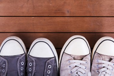 Eski bir ahşap zemin üzerinde ayakkabı tuval