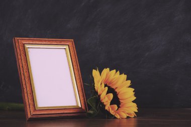 Resim çerçevesi ve ayçiçeği kirli blackboard adam karşı