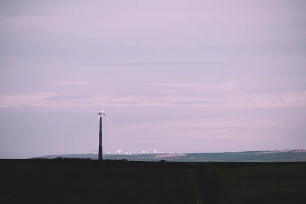Moulin à vent dans la campagne cornique avec plats satelite à l'arrière — Photo