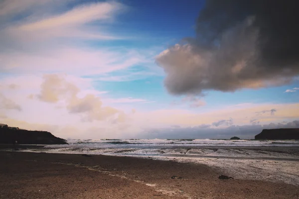 Schöne Aussicht über das Meer von Polzeath Vintage Retro-Filter. — Stockfoto