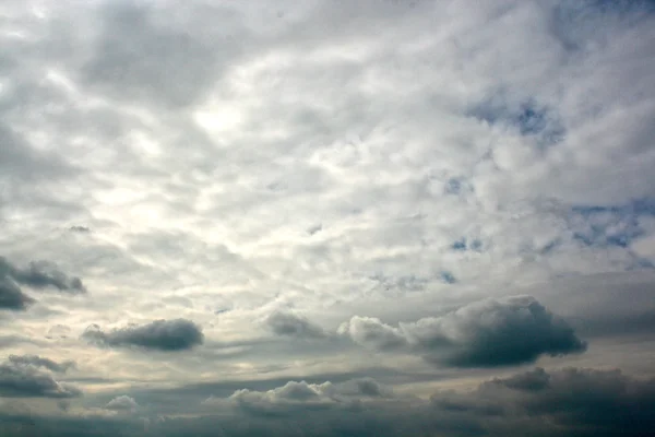 Scène de ciel dramatique avec coulds — Photo