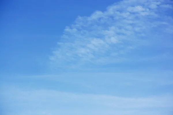 Cielo azul con nubes claras —  Fotos de Stock