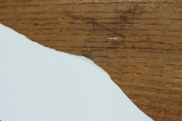 木材の背景に破れた紙 — ストック写真