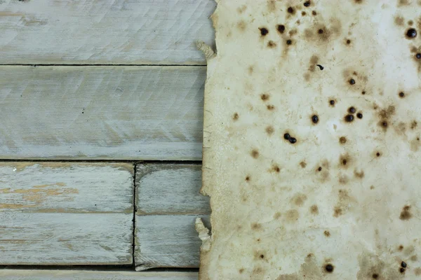 Eski kağıt üzerinde ahşap plakalaroud papier op houten planken — Stok fotoğraf