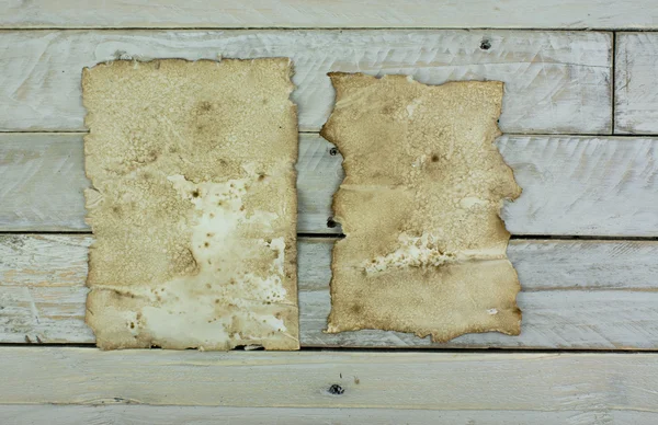 Eski kağıt üzerinde ahşap plakalaroud papier op houten planken — Stok fotoğraf