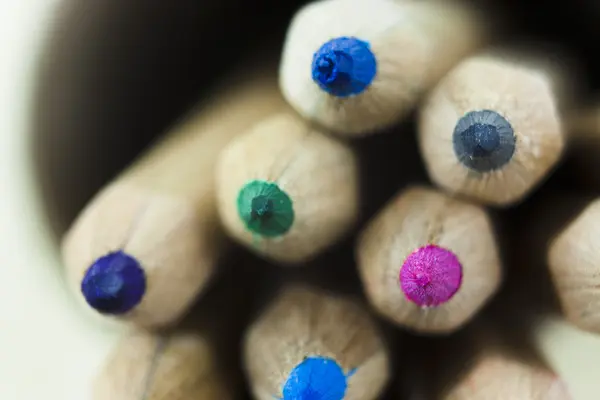 Закрыть цветные карандаши — стоковое фото