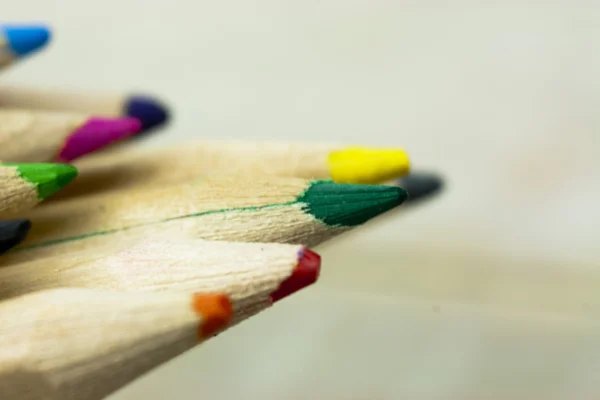 Закрыть цветные карандаши — стоковое фото
