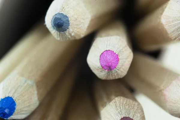 Tett inntil fargede blyanter – stockfoto