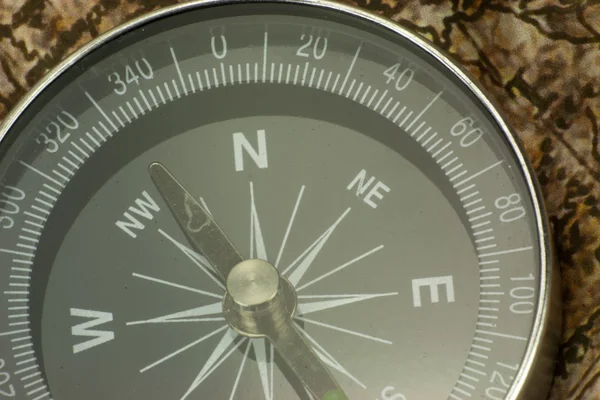 Vinden uw richting - kompas en kaart — Stockfoto