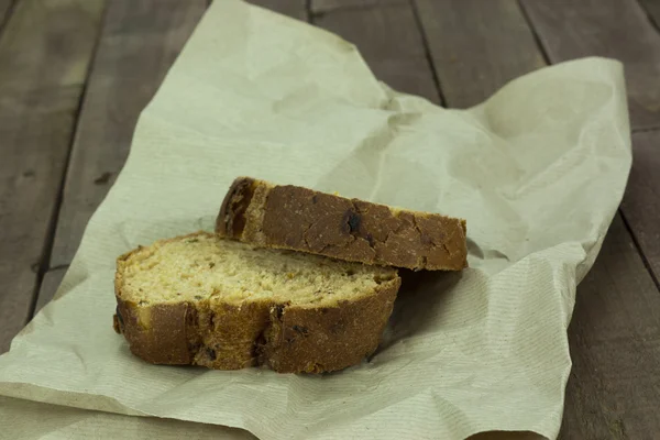 Pane integrale su carta marrone — Foto Stock