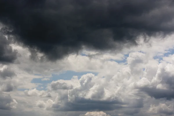 Graue Wolken am Himmel — Stockfoto