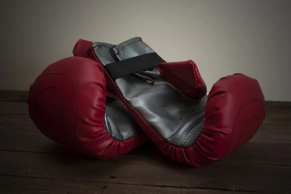 Luvas de boxe vermelho e prata — Fotografia de Stock