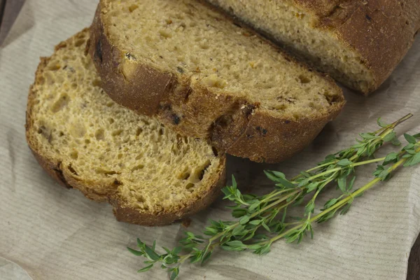 Pane integrale su carta marrone — Foto Stock