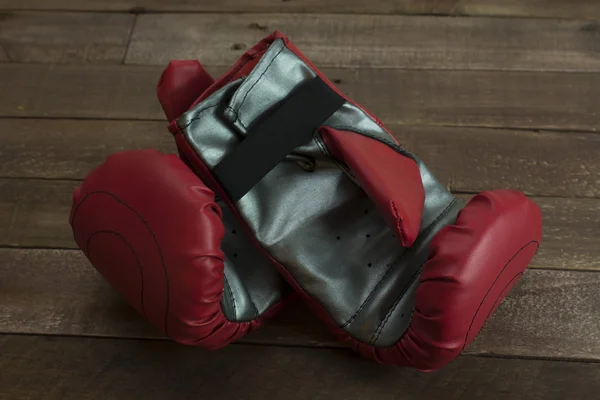 Luvas de boxe vermelho e prata — Fotografia de Stock