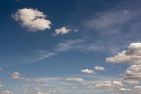Маленькие белые облака на голубом небе — стоковое фото