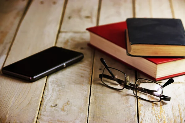 Libros sobre una vieja superficie de madera — Foto de Stock