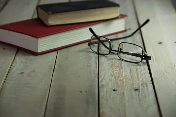 Libros sobre una vieja superficie de madera — Foto de Stock