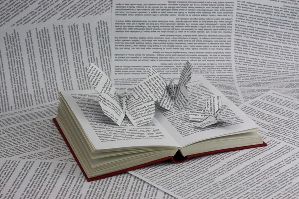 本から出てくる折り紙蝶 — ストック写真