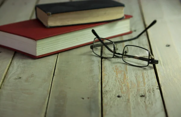 Libros sobre una vieja superficie de madera — Foto de Stock