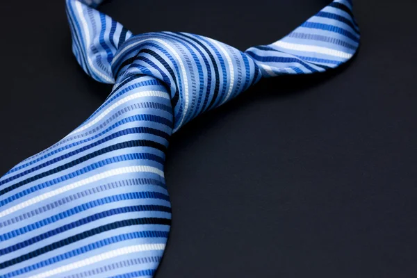 Férfi nyakkendő egy fekete háttér — Stock Fotó