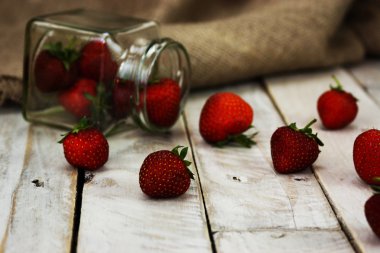 Stawberries bir kavanoz ve üzerine dökülen tablo