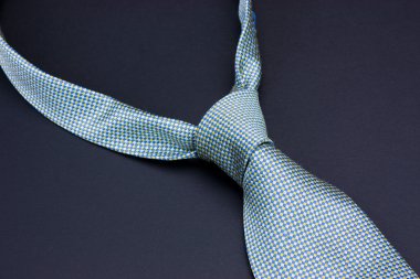 Adamın kravat siyah bir zemin üzerine