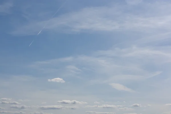 Pequenas nuvens brancas no céu azul — Fotografia de Stock
