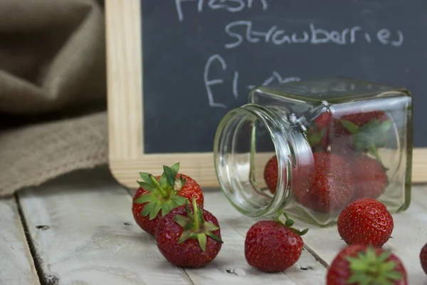 Stawberries v jar a vylité na stůl — Stock fotografie