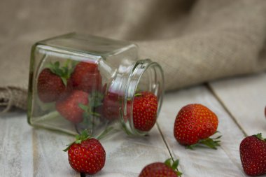 Stawberries bir kavanoz ve üzerine dökülen tablo