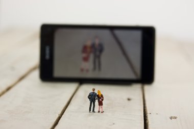 Bir selfie alan iki modeli insanlar