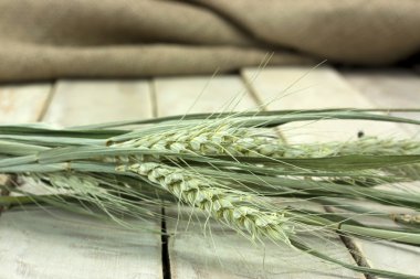 Rustik bir yüzey üzerinde kurutulmuş saman