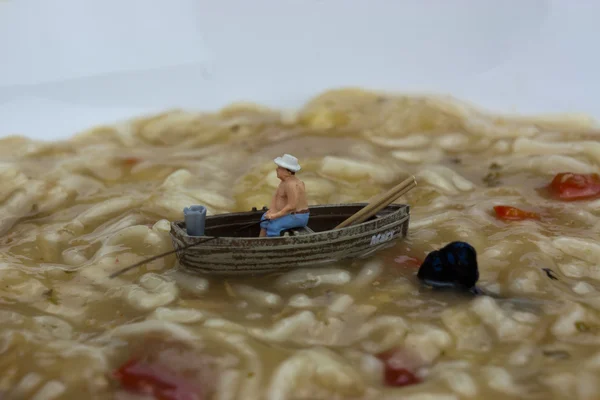 Homem miniatura pesca na sopa — Fotografia de Stock