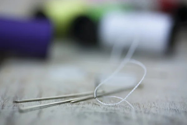 Costura agulha de algodão e pinos — Fotografia de Stock